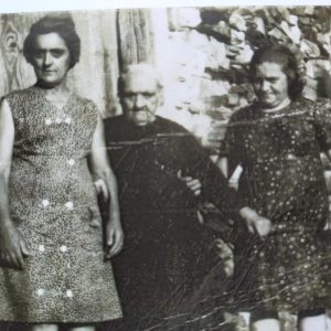 Visita, su madre, señora Juana y la señora Paula (hermana de Visita).