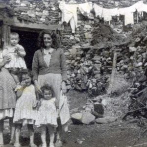 1958. Martina con Rosa; María con Luisa y Pili.
