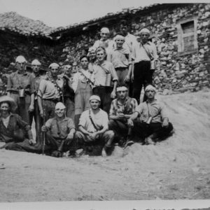 1960 aprox. Posible ubicación: La Plazuela o Prazuela. Machos.1ª fila: Cirilo, Santiago, Domingo, Benito, ? / 2ª fila: ?, Julián, Juan Serrano, Juan Cuenca, Jesús, Cuco, ???/ Fondo: Ciriaco,  Quintín, ¿Martín o Genaro?