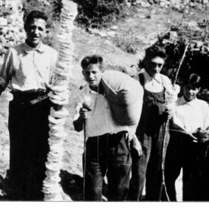 1960: Fiestas (rosquillas en vara). Máximo, Alejandro, Ciriaco, ¿Jesús?