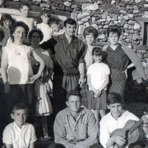 1965. Santi, Julio, Tuti, Ángel. 2ª fila: Elisa, Paulina, Juanita con Meli, Ángel Serrano, Magdalena, María Cuenca, maestra: señorita Antonia. 3ª fila: Consuelo, Carmen, Merce y Conchi.