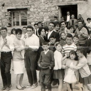 1964-5: parejas bailando: Filo y amigo de Félix (marido María. sr. FEeliciano), María (Muda) y Ciriaco, Pili y Julián, ? y Ángel, Juanita y ?, Juana y ?, Daniela y Félix Roso (Vihuela), niños: Amador, Mari (Laureano), Consuelo, ¿Pili?, Pablo Barea, Luisa, Mariano. En la puerta: Gregorio (Herrero), ¿Jesús ó Felipe? (dulzaina), Eusebio.