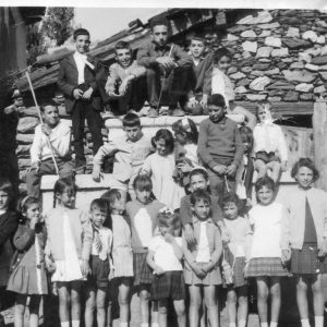 1966. Abajo: Jose con Chus; Pili, ?, Paco, Magdalena, Merce, Meli, Asun, Luisa, Conchi, ?, Carmen (Segoviana); 2ª fila: ?, Mariano, Consuelo, Mari, Pablo Barea, Gloria, ?; 3º fila: Santi, Julio, ?, Amador y Javier (Carriquirri).