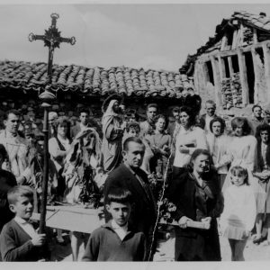 1964-5:Procesión del Corpus, Julio, Julia con Mª Jesús, Jose, Mariano, Marcelino, María y Mari de comunión; detrás de la imagen: Angelita, Juanita, Rosa, Julia (Segoviana), Elisa, María Cuenca y Filo con Conchi; al fondo: Domingo y Vicente.
