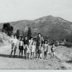 1.973. Entrada del pueblo con la carretera de tierra. Rosa, Chus, Mª Ángeles, Marisa, ¿Yolanda? y Cirilo. Delante: Ana, Merce, Marta, Almu y Jesús.