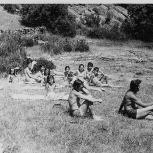 1974: Huerta del Río. 1ª fila: Alejandro y Manolo; 2ª fila: ?; 3ª fila: Almudena y Santi; 3ª fila: Marta, Rosa, Ceci, Mª Ángeles, Angelines, Marisa y Javi (Hilario).