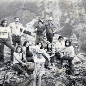 1.976: Excursión al pico El Otero. Sentados: Pili, M.Luz, Rosa, Almudena, Marisa, MªJesús, Mª Ángeles, Vitorina y Angelines. Detrás: Araceli, Cirilo, M.Luisa y Alejandro.