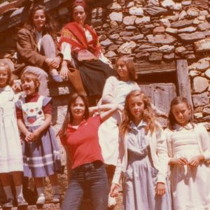 1979 aprox.: Merce, Araceli, Rosa, Niñas: Ana y Vero. Gloria. Niñas: Sonia, Merce y Marta. Arriba: Angelines y Marisa.