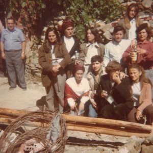 1979. De ronda. Angelines, Araceli, Consuelo, Rosa, M.Luz y Pili. Sentadas: Marisa, novio de Mª Ángeles, Julia y Chus.