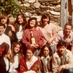 1979. Rosa, Julia, Angelines, M.Luz, Mª Ángeles, Hilario. Sentadas: Araceli, Pili, Marisa, Consuelo, novio de Mª Ángeles.