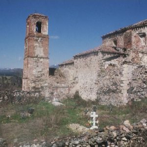 1980. Iglesia desde el cementerio antes de su reconstrucción.