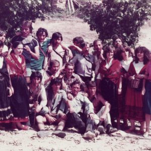 1982. Consuelo, Marisa y Chus (detrás). Machos sentados: Mariano, Carlos, David, Jose, Ángel, el Pana, ?. De pie: Ángel, Javi, Amador, Maxi, Alejandro, Santi y Julián. Serranas de la derecha: M.Luz, Araceli, Angelines y Pili.