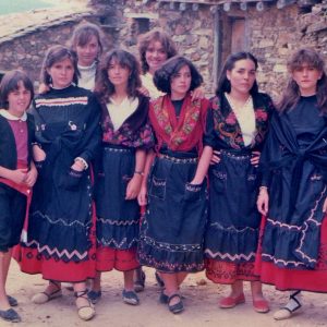 1984 aprox. Sobrina de Tere, Carmen, Pili, Marisa, Carmen, Chus. Detrás: Marta y Montse.