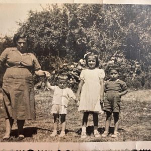 Emilia con Mariano (hijo) y los hermanos Barea: Luisa y Pablo.