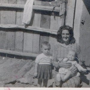 1959. María con Gloria (en brazos) y Rosa
