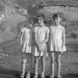 1965. Gloria, Pili y Rosa en la Cavillana.