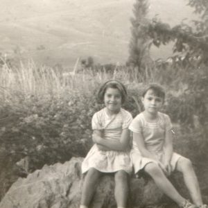 1965. Entrada a la huerta La Plaza. Pili y Gloria sentadas; María, en la huerta.