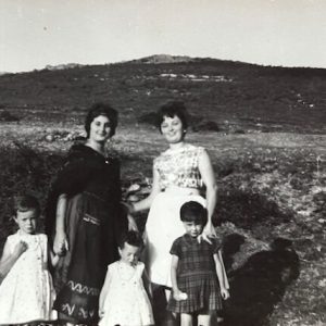 1960 aprox. Isabel (vestida de serrana), Eva y Angelines, Maribel y MªLuisa.