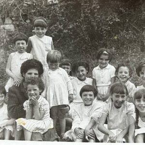 1962 aprox. Sentadas: Consuelo, Conchi, Ceci, Merce, Magdalena. De pie: Maribel, Mª Luisa, Meli, ?, Mª Luisa, Pili, Carmen y ??