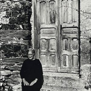 Puerta del ayuntamiento nuevo. Señora Narcisa. Foto de Fco. Coma