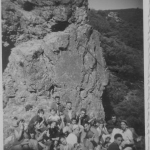 1970 aprox. Ventana.  Izquierda:  María (señora Feliciana), ?María (señor Feliciano), Juanita, Luisa, Pili (tío Jerónimo), Ángel Serrano, Magdalena, Manolo, Juanita (señor Misindo), ¿Mari de espaldas (hmna. de Pili? y Quintín. Fondo: Daniela, ?, Hilario,  Julio-Tuti, Santi y Ciriaco.